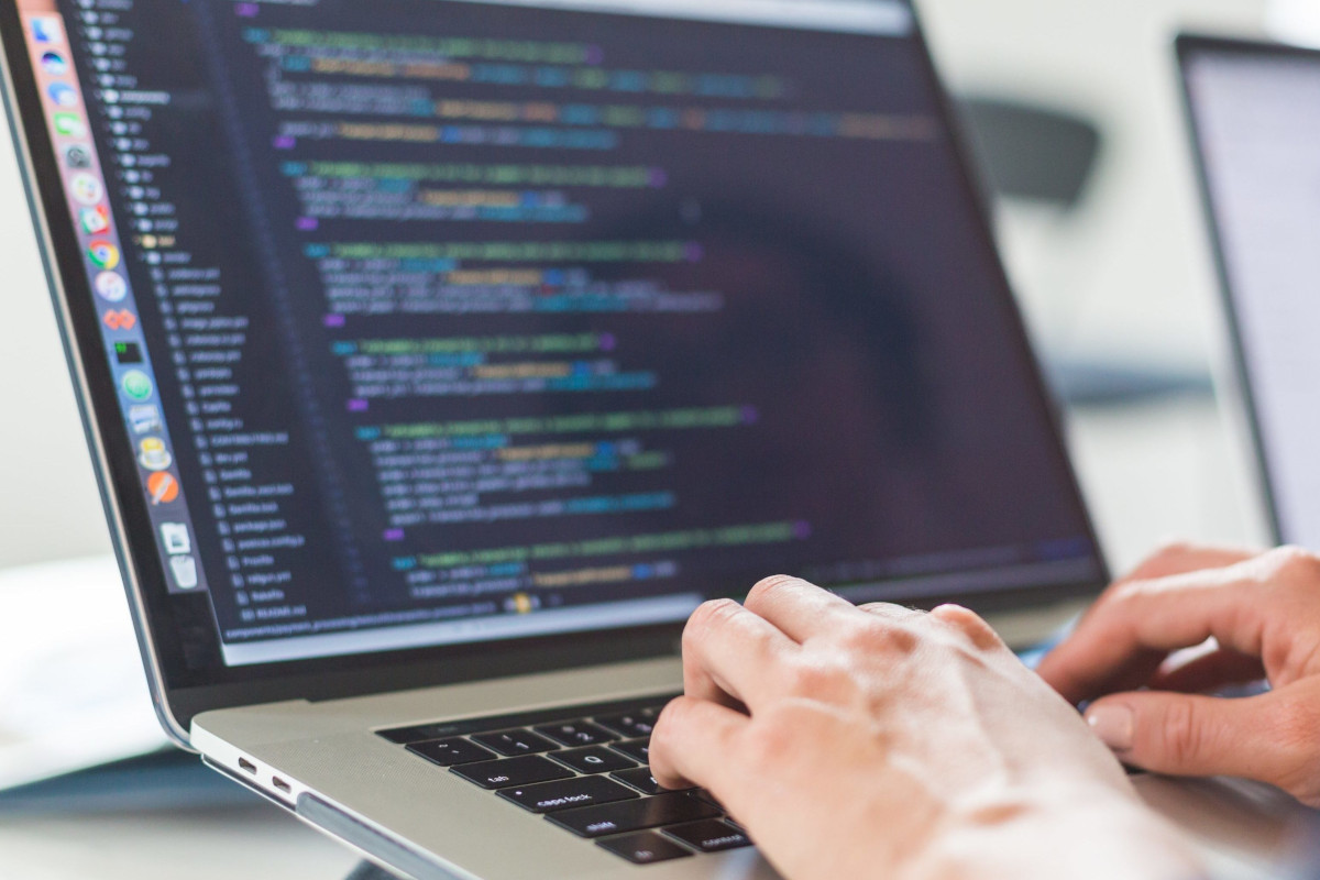 کدنویسی در لپتاپ
